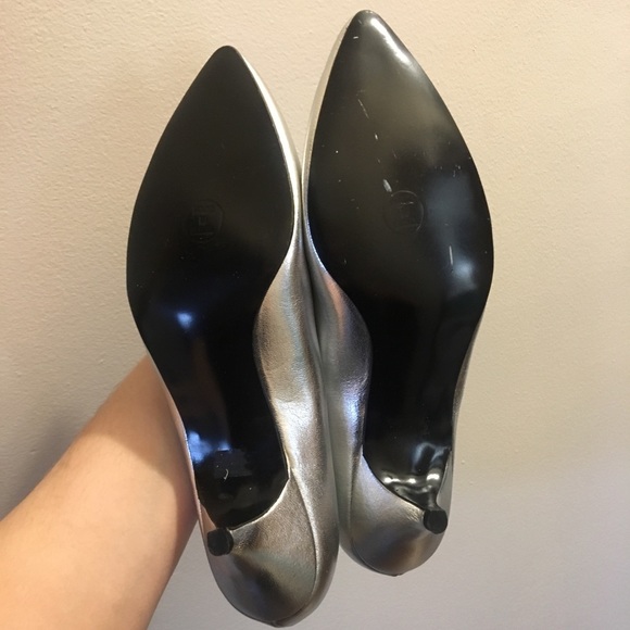 Townshors Silver kitten heel pumps w/scallop edge - Picture 3 of 6